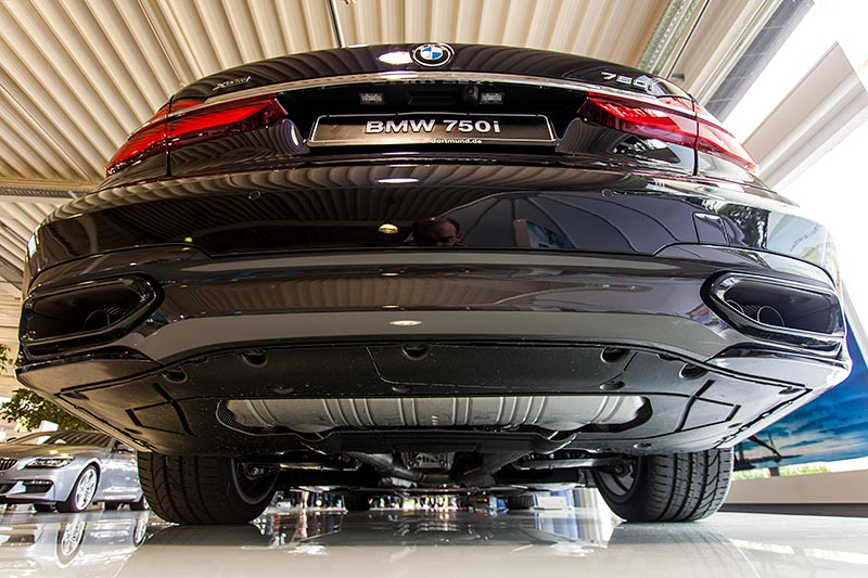 BMW 750i xDrive mit M Sportpaket und Shadowline, Heckansicht