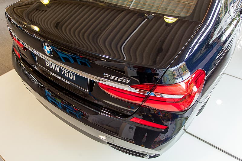 BMW 750i xDrive mit M Sportpaket und Shadowline, Heckansicht