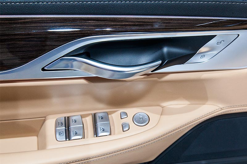 BMW 740Le mit PlugIn-Hybrid, Trffner und Tasten in der Fahrertr fr Fensterheber