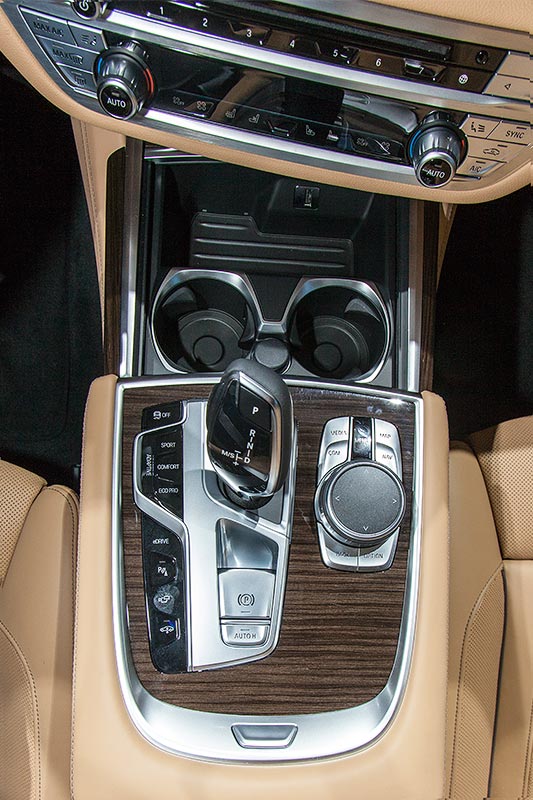 BMW 740Le mit PlugIn-Hybrid, Mittelkonsole mit iDrive Touch-Controller und Automatik-Whlhebel