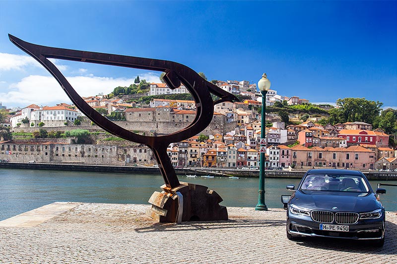BMW 7er Testwagen am alten Zollamt in Porto