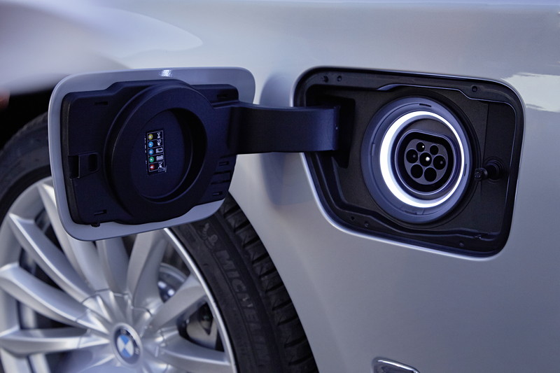 BMW 740Le, Steckdose zum Laden der Batterie