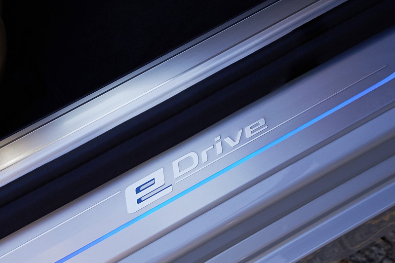 BMW 740Le mit eDrive Schriftzug in der Einstiegsleiste