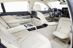 BMW 750Li, Executive Lounge mit weit nach vorne fahrenden Beifahrersitz und elektr. ausfahrbarer Fusttze
