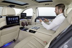 BMW 750Li, Executive Lounge mit weit nach vorne fahrenden Beifahrersitz und elektr. ausfahrbarer Fusttze