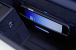 BMW 750Li, induktive, d. h. kabellose Ladestation in der Mittelablage