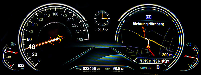 PreDrive BMW 7er Reihe getarnt - ConnectedDrive. Tachometer mit Navigationsansicht.