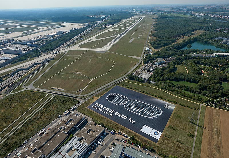 BMW Deutschland enthllt Riesenposter zur IAA 2015. Airfield Poster zum Kampagnenstart des neuen BMW 7er am Flughafen Frankfurt am Main
