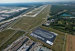 BMW Deutschland enthllt Riesenposter zur IAA 2015. Airfield Poster zum Kampagnenstart des neuen BMW 7er am Flughafen Frankfurt am Main