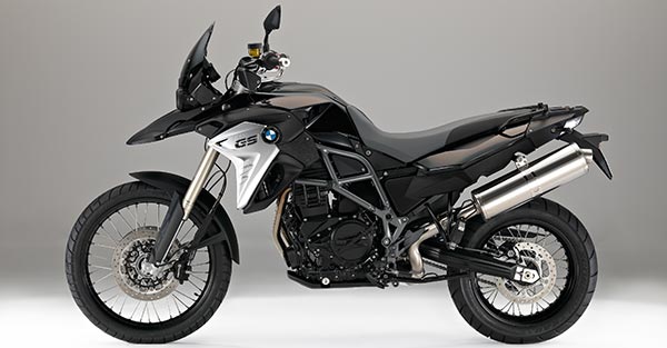 BMW F 800 GS, Lackierung in Blackstorm metallic, Rahmenfarbe Achatgrau metallic matt, Farbe Federbein wei&szlig;, Sitzfarbe grau/schwarz, Handschutz gro&szlig; mit Aufsatzspoiler gro&szlig;, Windschild get&ouml;nt, LED-Blinker.