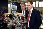 Investitionen in Millionenhöhe für das Berliner BMW Motorradwerk – (v.l.n.r.) Helmut Kleebank, Bezirksbürgermeister Berlin Spandau, und Michael Müller, Regierender Bürgermeister Berlins.