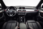 BMW X1 xDrive25i - Sport Line, Innenraum: Leder Dakota Schwarz mit Perforierung, Kontrastnhte Rot - Interieurleiste, Aluminium Lngsschliff, fein, Akzentleiste Korallrot, matt.