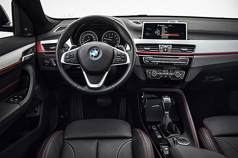 BMW X1 xDrive25i - Sport Line, Innenraum: Leder Dakota Schwarz mit Perforierung, Kontrastn�hte Rot - Interieurleiste, Aluminium L�ngsschliff, fein, Akzentleiste Korallrot, matt.
