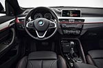 BMW X1 xDrive25i - Sport Line, Innenraum: Leder Dakota Schwarz mit Perforierung, Kontrastnhte Rot - Interieurleiste, Aluminium Lngsschliff, fein, Akzentleiste Korallrot, matt.