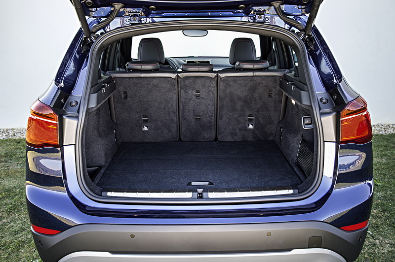 BMW X1 xDrive25i, Modell Sport Line, Mediterranblau, Interieur: Kofferrum, geteilt umklappbare Fondsitze