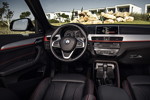 BMW X1 xDrive25i - Sport Line, Innenraum: Leder Dakota Schwarz mit Perforierung, Kontrastnhte Rot - Interieurleiste, Aluminium Lngsschliff, fein, Akzentleiste Korallrot, matt.