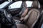 BMW X1. Modell xLine. Innenraum, Leder Dakota mit Perforierung Mokka - Interieurleiste, Edelholzausfhrung Eiche Maser matt, Akzentleiste Perlglanz Chrom.