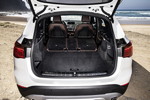 BMW X1, Mineralweiss metallic, Kofferraum, geteilt umklappbare Fond-Sitzbank