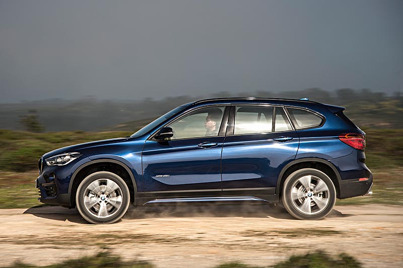 BMW X1 xDrive25i, Modell Sport Line, Mediterranblau auf Leichtmetallr�dern Doppelspeiche 568