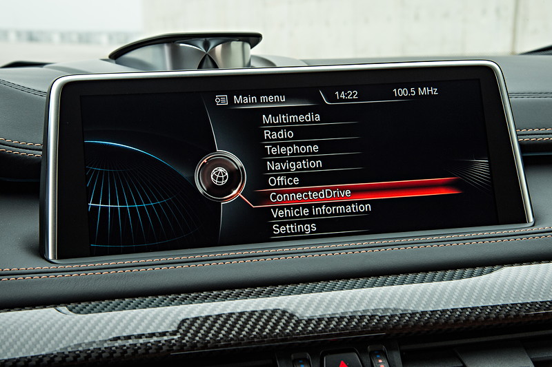 BMW X6 M, Bordmonitor, oben Bang und Olufsen Sound-System Centerspeaker