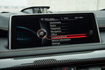 BMW X6 M, Bordmonitor, oben Bang und Olufsen Sound-System Centerspeaker