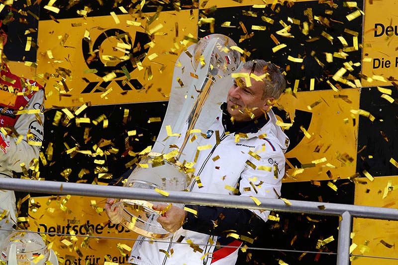 BMW Motorsportdirektor Jens Marquardt nimmt den Pokal fr den Gewinn der Herstellerwertung in der DTM Saison 2015 entgegen