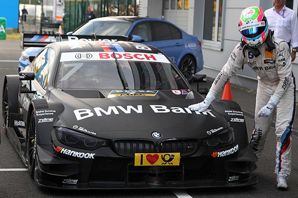 Bruno Spengler neben seinem BMW Bank M4 DTM beim zweiten DTM-Lauf in Moskau