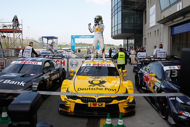 Timo Glock nach seinem Sieg beim ersten Rennen in Oschersleben im Parc ferm auf seinem BMW M4 DTM.