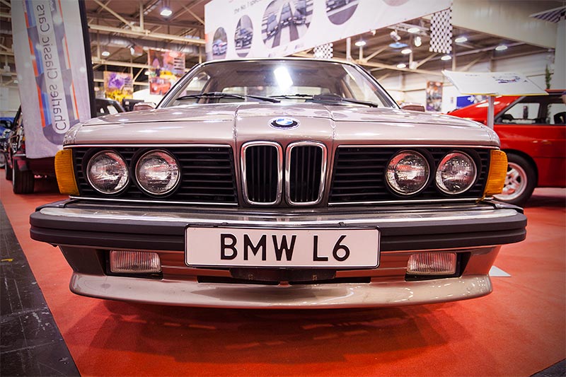 BMW L6, angeboten in den USA und Kanada mit niederverdichtetem Motor und Kat