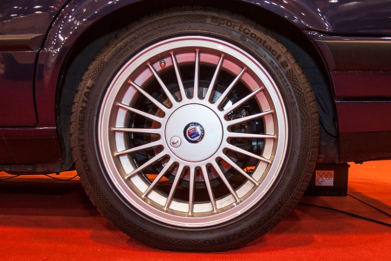 Alpina B3 2.7 (E30) auf Alpina R�dern im tpyischen Speichen Design