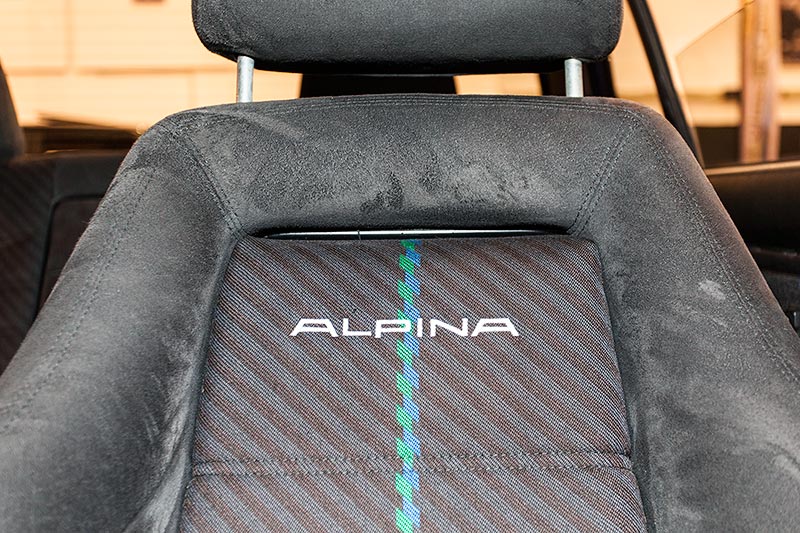 Alpina B3 2.7 (E30), Sitze mit typischen Alpina Muster und Schriftzug