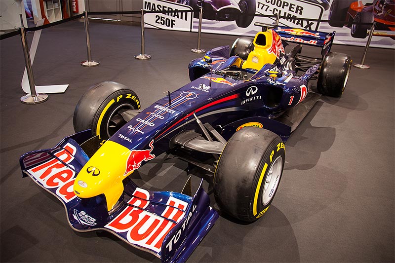 Red Bull RB7-Renault (2011) mit 8-Zylinder Renault Motor, 2.400 ccm, ca. 800 PS Leistung, 640 kg schwer