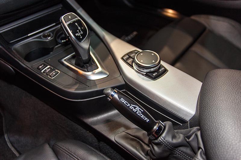 AC Schnitzer ACS1 5.0d, Mittelkonsole, Handbremsgriff mit Schnitzer Schriftzug