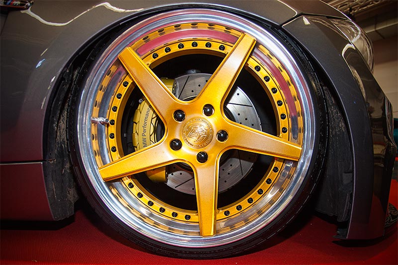 vorne: 3teiliges Vip-Modular 'VR-15' Rad in 8,5J x 19 Zoll mit 215735/19 Bereifung