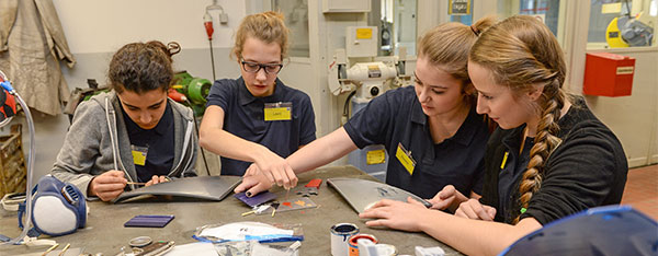 Beim Linieren von Lackteilen bekommen die Schlerinnen der Bettina von-Arnim-Schule Einblicke in den Beruf der Verfahrensmechanikerin fr Beschichtungstechnik.