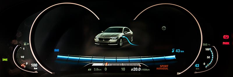 BMW 740Le mit PlugIn-Hybrid, Tacho-Instrumente zeigen den Ladevorgang an