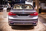 BMW 750Li xDrive mit Pure Excellence Exterieur Paket: die Auspuffblenden sind über ein zusätzliches Chromband verbunden