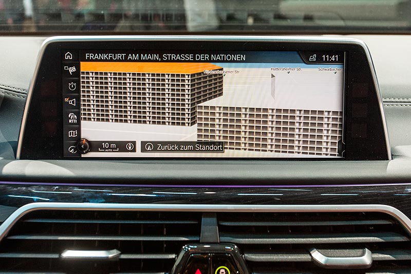 BMW 730d xDrive mit M Sportpaket, freistehender Bordmonitor, neu mit Touch-Screen