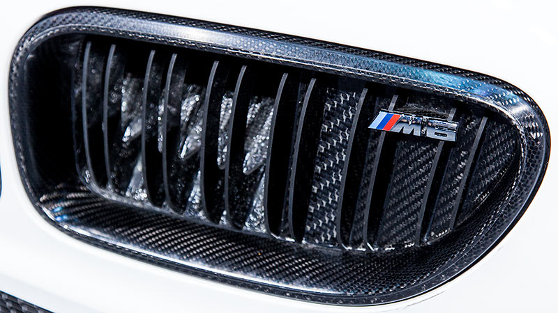 BMW M6 GT3, BMW Niere mit schwarz lackierten Doppelstäben und M Logo