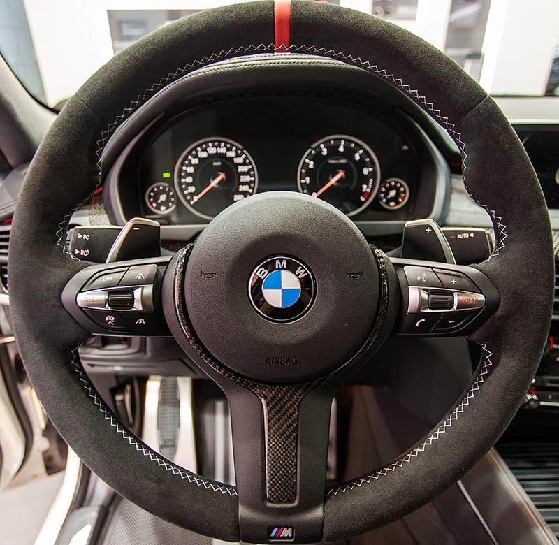 BMW X6 xDrive35i mit BMW M Performance Lenkradkranz in Alcantara