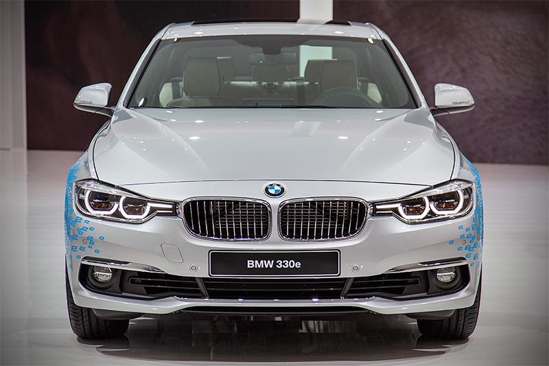 IAA 2015: BMW 330e mit PlugIn-Hybrid und 4-Zylinder Reihenmotor