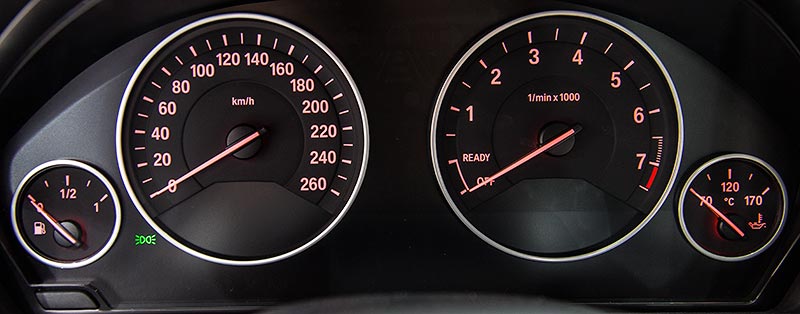 BMW 330e, Tacho-Instrumente