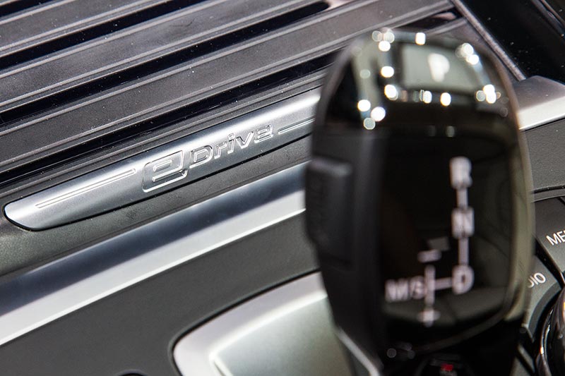 BMW 330e mit eDrive Schriftzug auf der Mittelkonsole