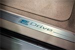 BMW 330e mit eDrive Schriftzug auf der Einstiegsleiste