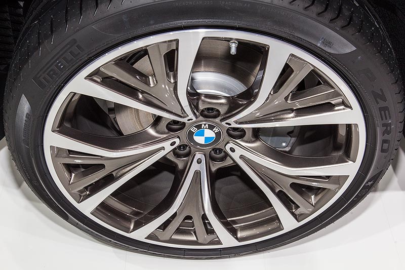 BMW 225xe Active Tourer, auf 21 Zoll Bi-Color BMW Felgen