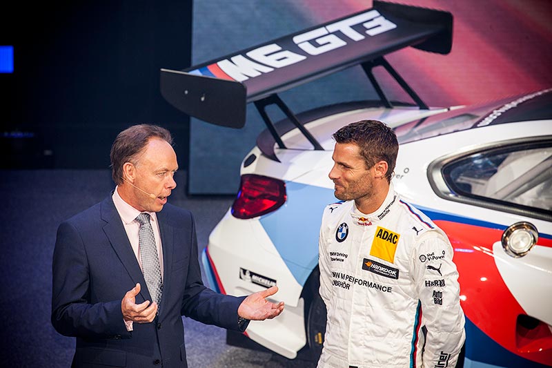 Ian Robertson im Gespräch mit Martin Tomczyk, im Hintergrund der BMW M6 GT3, BMW Pressekonferenz, IAA 2015