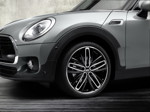 Der neue MINI Clubman mit 19 Zoll Radialspeiche 526, schwarz glanzgedreht.
