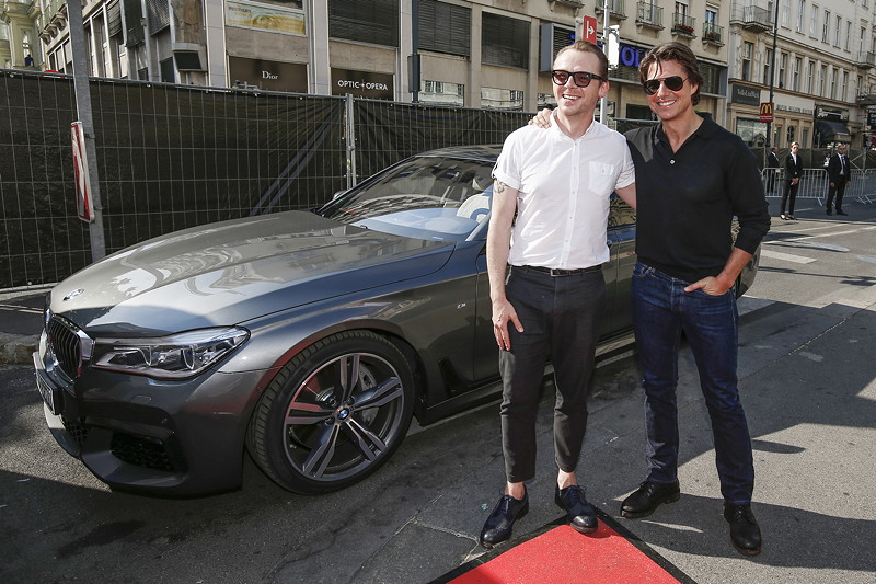 Simon Pegg und Tom Cruise fahren mit dem neuen BMW 7er bei der Weltpremiere von 'Mission: Impossible - Rogue Nation' am 23. Juli 2015 vor der Wiener Staatsoper vor
