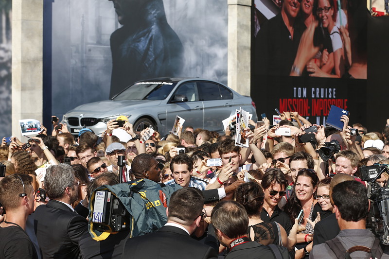 Tom Cruise mit Fans bei der Weltpremiere von 'Mission: Impossible - Rogue Nation' in der Wiener Staatsoper am 23. Juli 2015 in Wien, sterreich