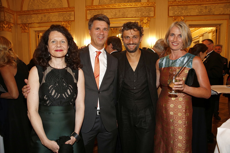 'Oper fr alle' Empfang 2015: Stefanie Wurst (BMW Marketingleiterin), Harald Krger (Vorstandsvorsitzender BMW Group), Jonas Kaufmann (Snger) und Martina Krger (v.l.n.r.).